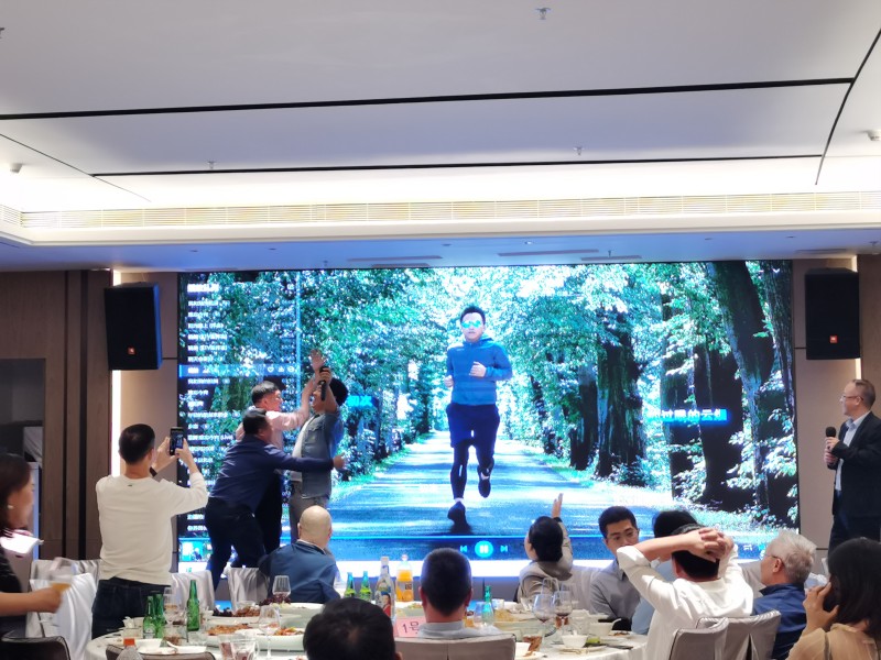 董事長唱歌.jpg 圖片關鍵詞